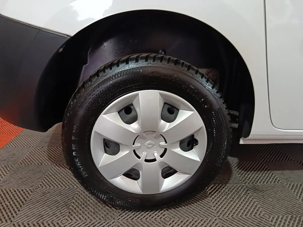 Gros plan sur la roue avant gauche blanche d’un Renault Kangoo Extra R-Link 2020 avec enjoliveur gris et pneu noir.