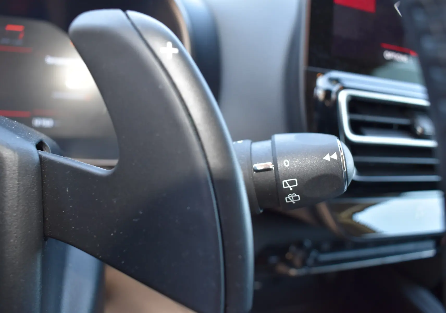Gros plan sur la palette de changement de vitesse au volant du Citroën C5 Aircross 2024, intérieur noir.