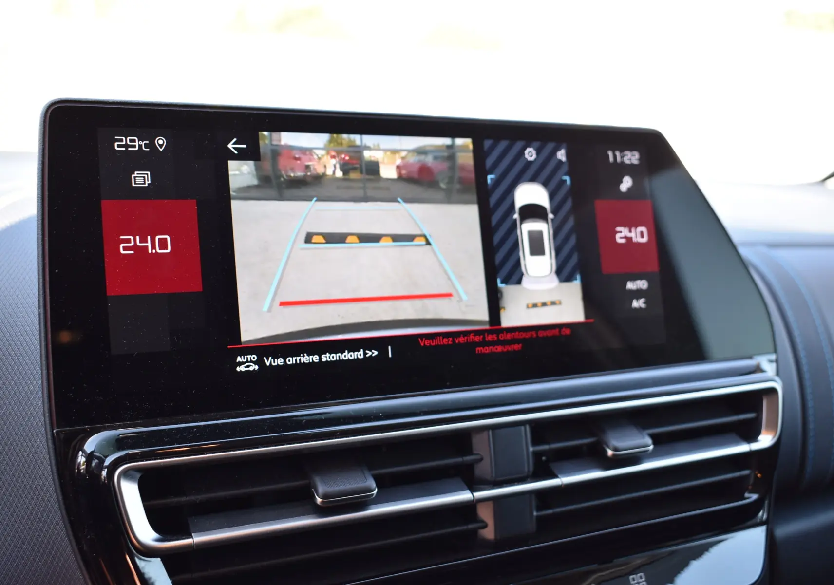 Écran tactile intérieur montrant la caméra de recul du Citroën C5 Aircross 2024 avec interface de climatisation à 24°C.
