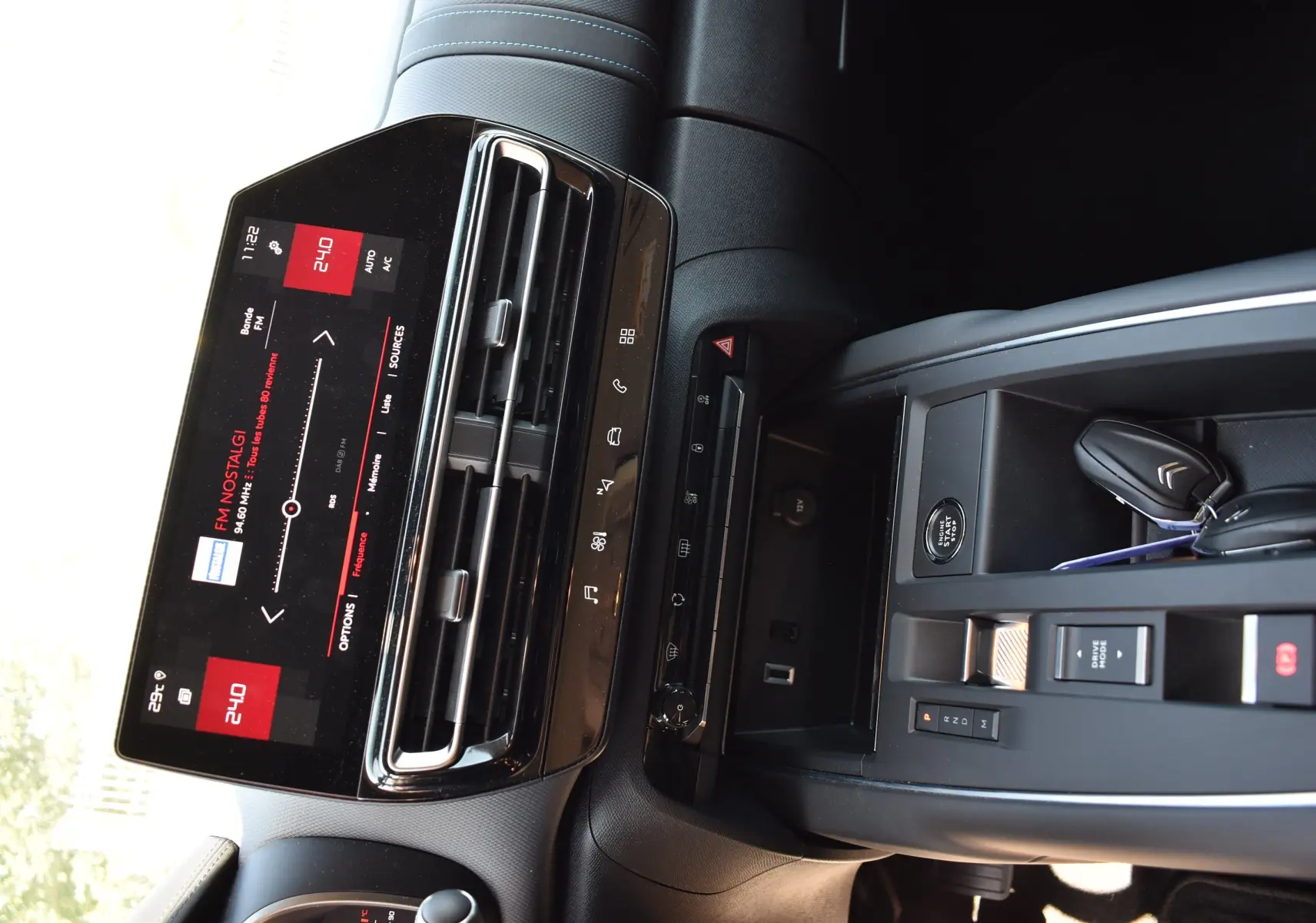 Vue intérieure centrée sur la console centrale et l’écran tactile du Citroën C5 Aircross 2024, finition noire.