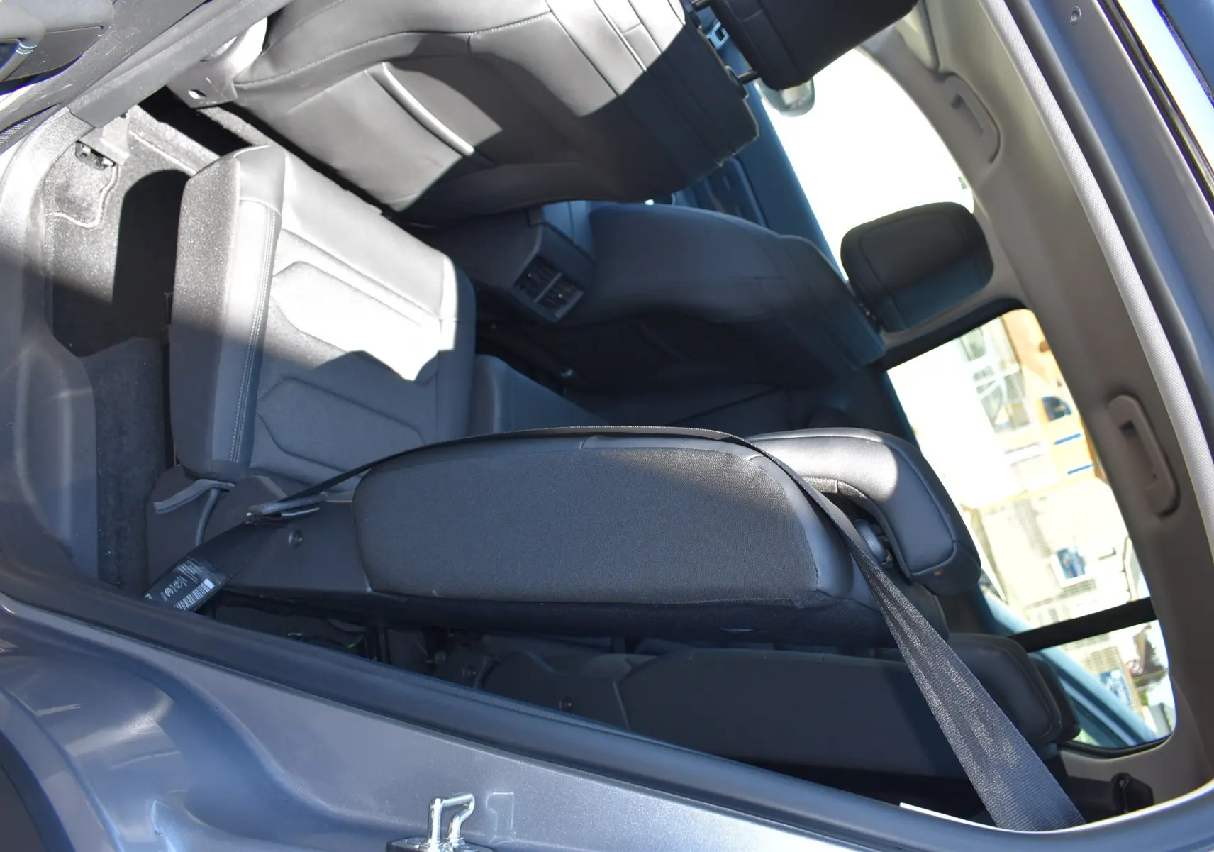 Vue intérieure côté gauche du Citroën C5 Aircross 2024, siège arrière amovible relevé, sellerie noire.
