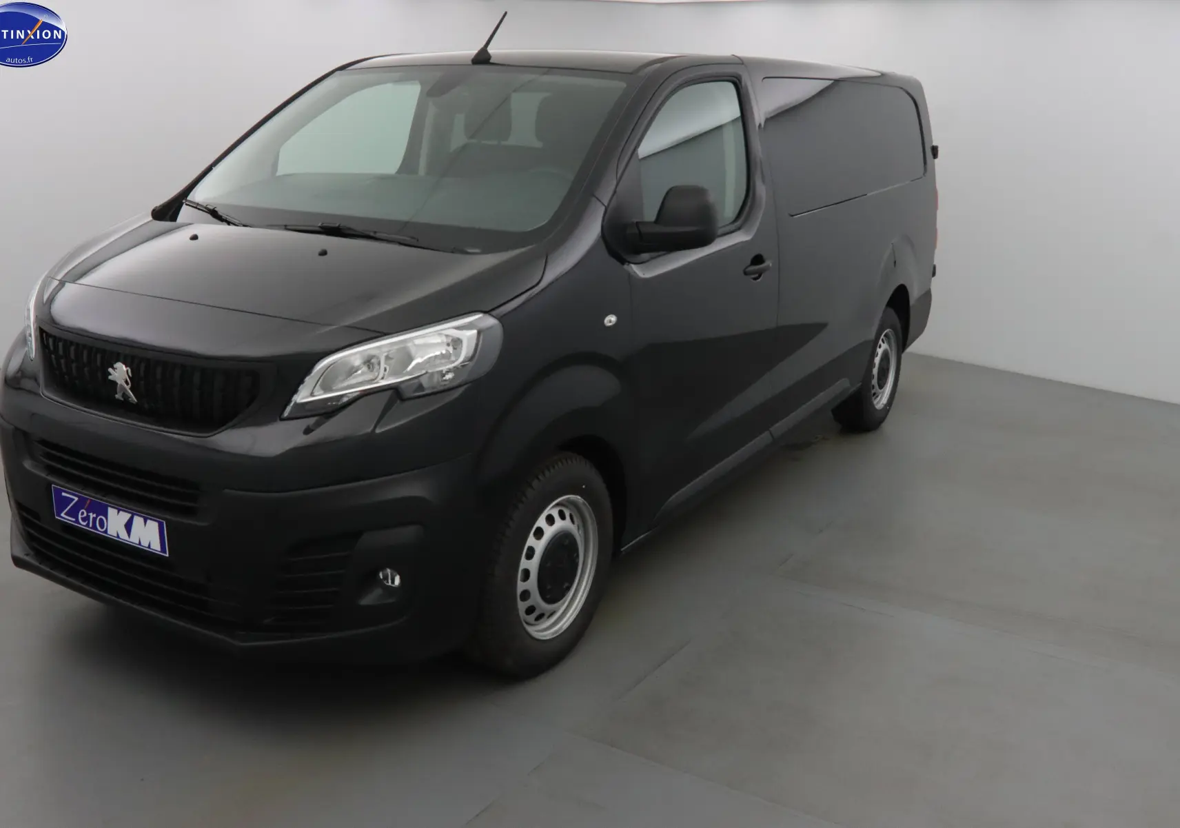 Vue 3/4 avant droit du Peugeot Expert Long noir perle métal avec calandre noire et jantes acier simples.