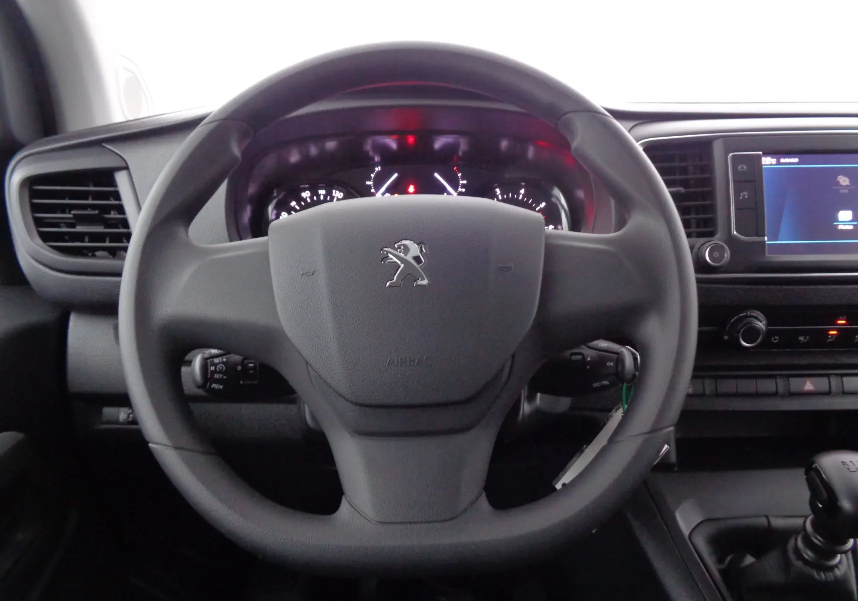 Vue frontale du volant Peugeot noir avec tableau de bord et écran tactile du Expert Cabine Approfondie 2023.