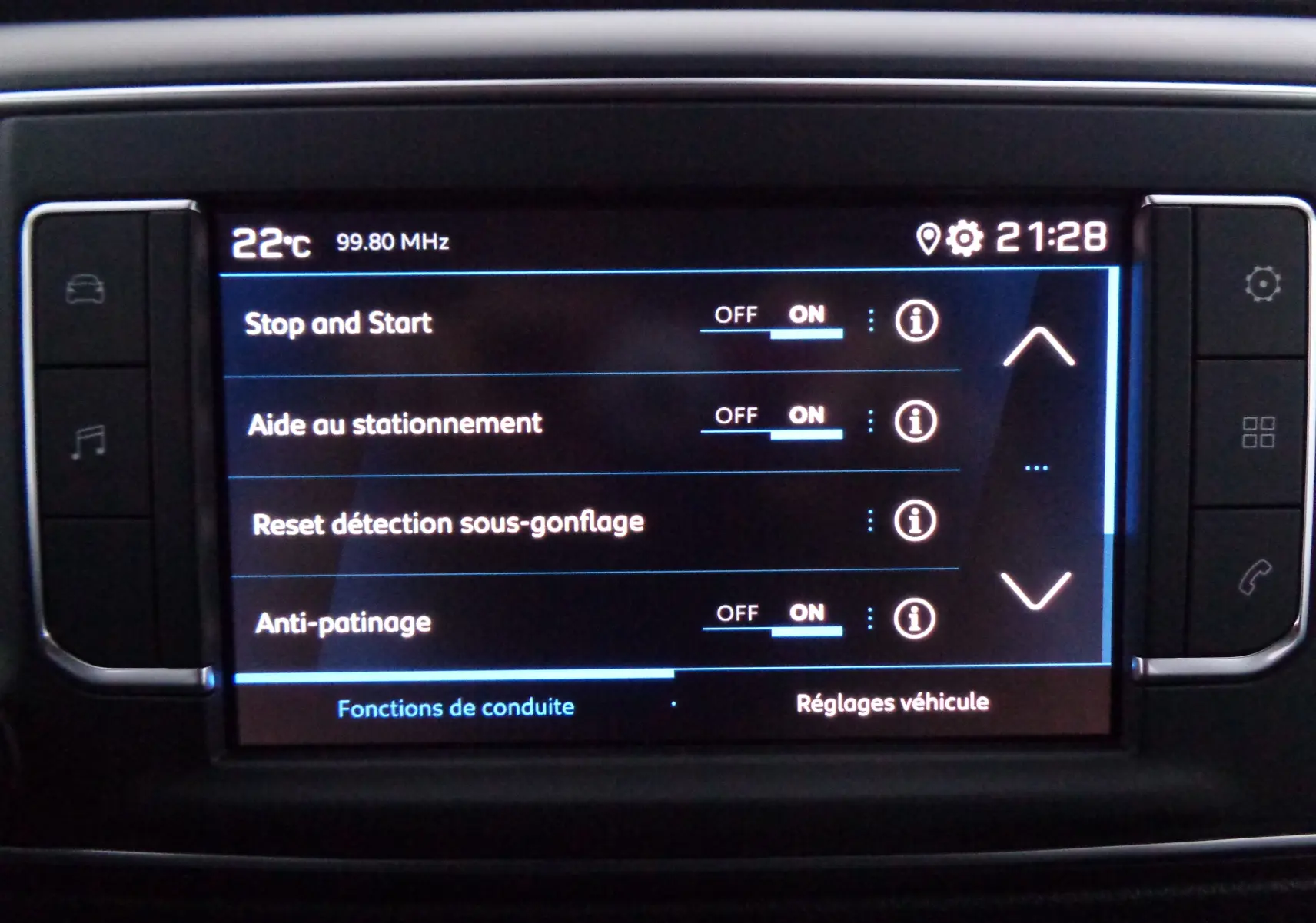 Écran tactile central du Peugeot Expert Long 2023 affichant les réglages d'aide à la conduite avec options Stop and Start et anti-patinage activées.