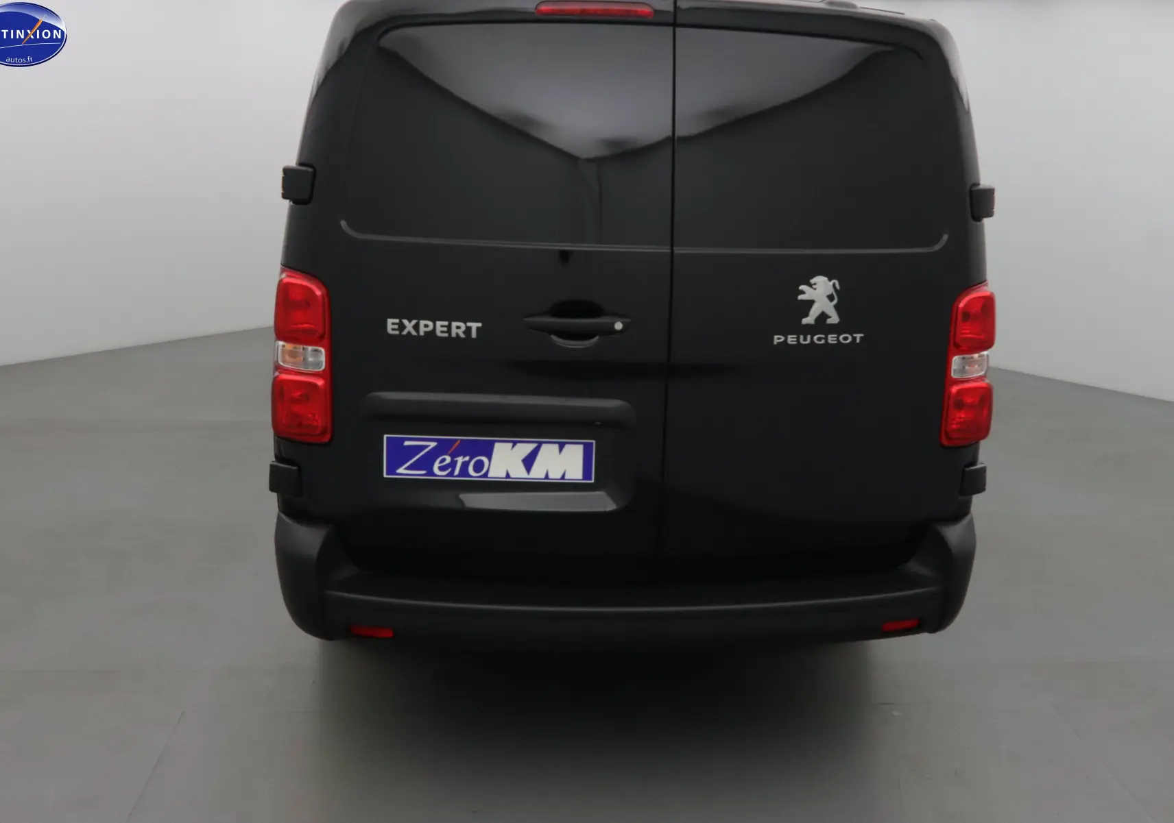 Vue arrière du Peugeot Expert Cabine Approfondie noir perle métal avec logo et porte double caractéristique.