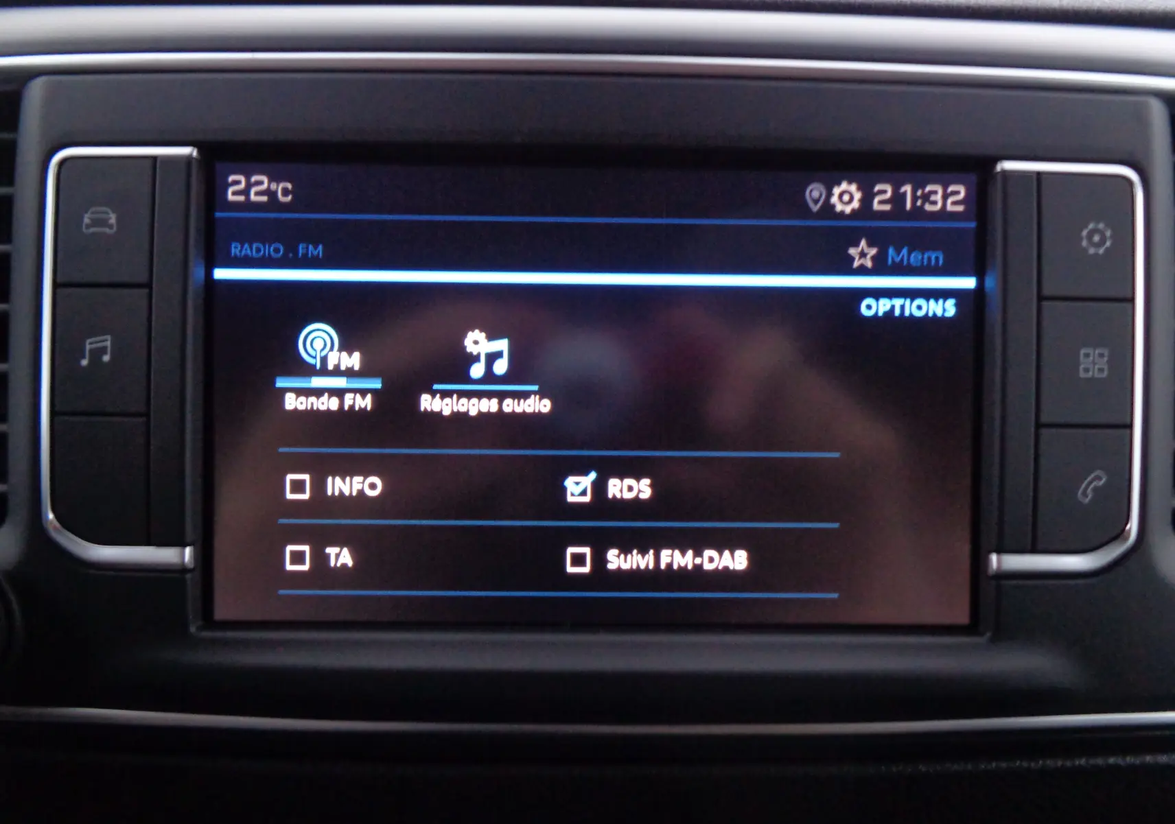 Écran tactile central du Peugeot Expert Long 2023 affichant les réglages audio FM avec interface noire et boutons latéraux.