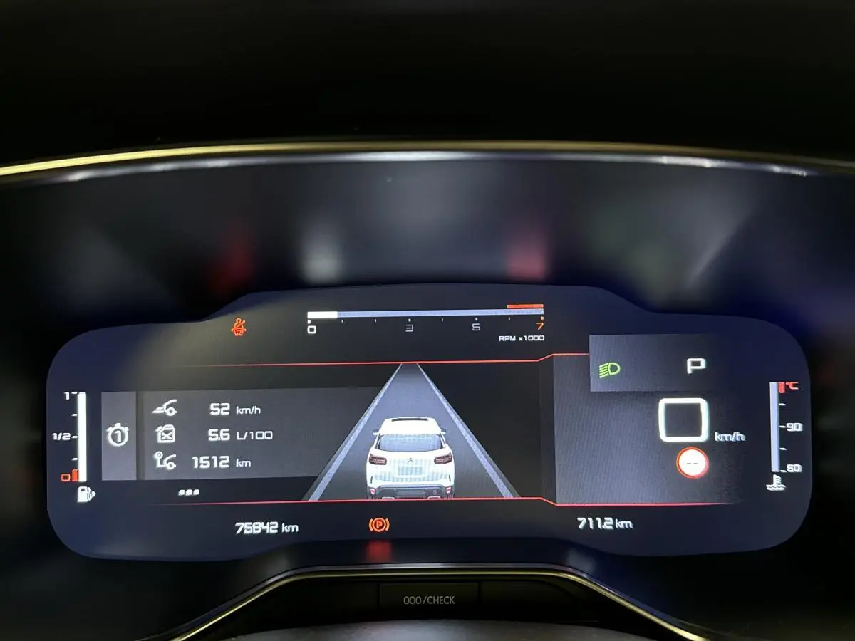 Tableau de bord numérique du Citroën C5 Aircross 2022 affichant une vue arrière stylisée du véhicule en blanc sur écran noir.