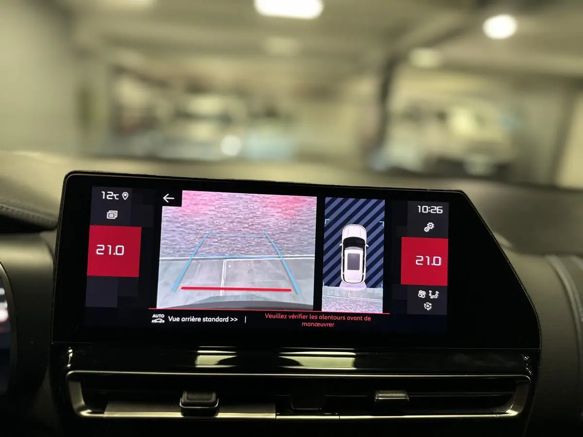 Écran tactile intérieur montrant la caméra de recul et l'affichage 360° du Citroën C5 Aircross noir.
