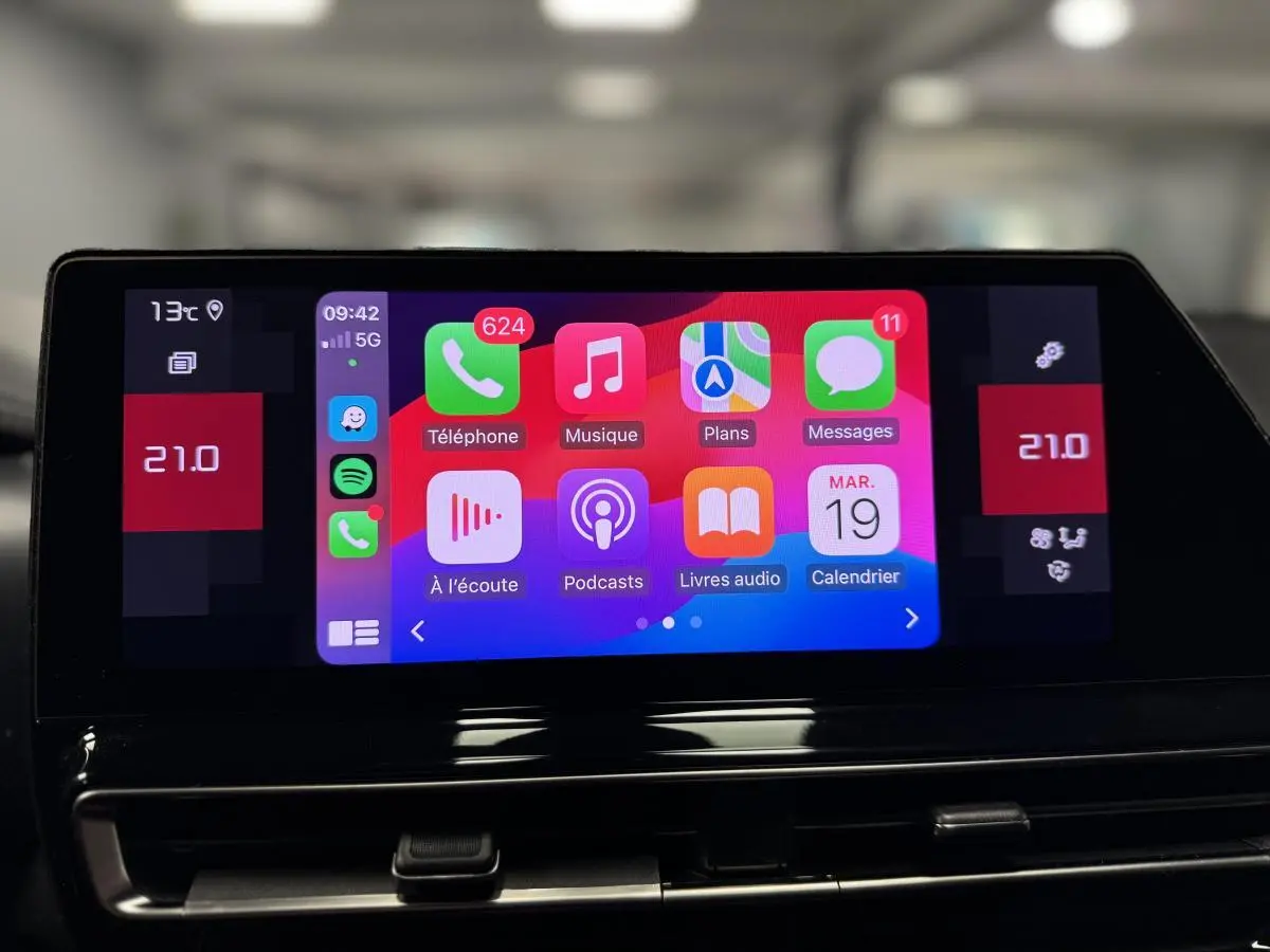 Écran tactile central du tableau de bord du Citroën C5 Aircross 2022 affichant Apple CarPlay et commandes climatisation à 21°C.