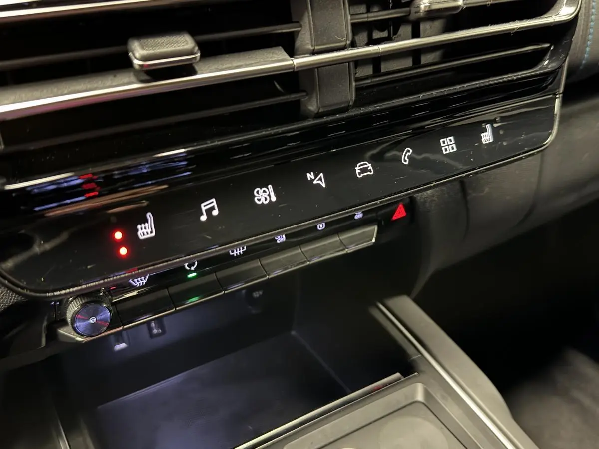Gros plan sur la console centrale noire du Citroën C5 Aircross 2022, avec commandes tactiles et sièges chauffants activés.
