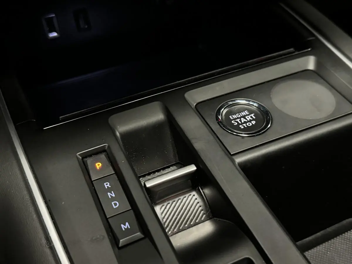 Gros plan sur la console centrale noire du Citroën C5 Aircross 2022 avec bouton start/stop et commande de boîte automatique.