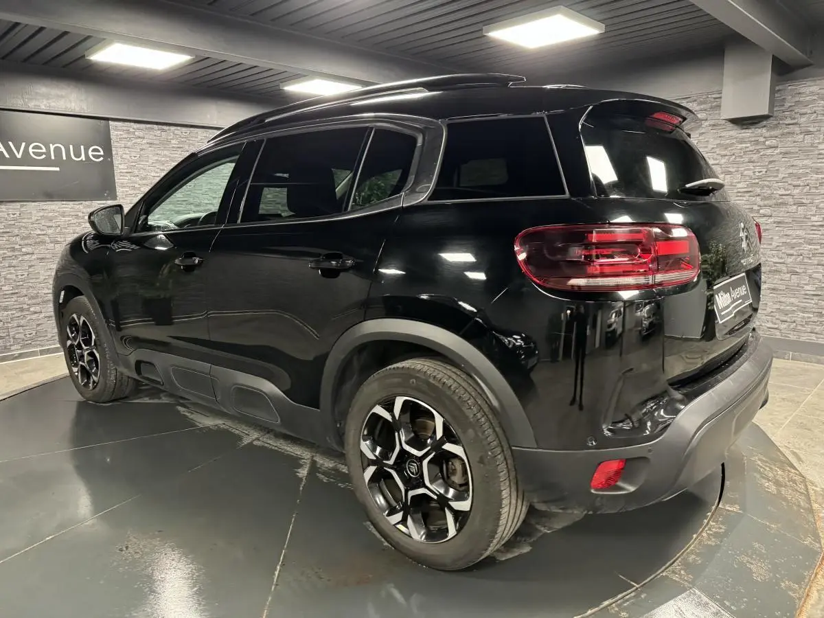 Vue 3/4 arrière droite du Citroën C5 Aircross noir nacré avec jantes alliage bi-ton et vitres surteintées.