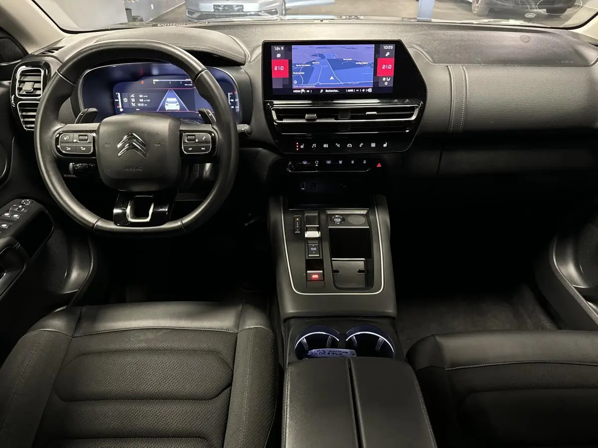 Intérieur noir du Citroën C5 Aircross 2022, vue frontale sur le tableau de bord avec écran tactile et volant cuir.