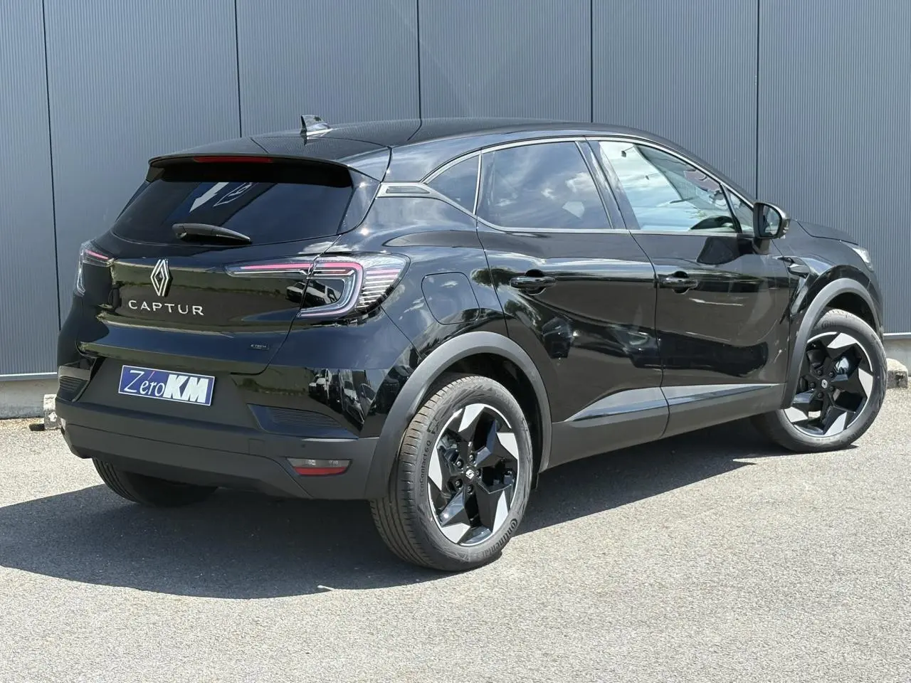 Renault Captur noir étoile en 3/4 arrière droit, avec jantes aluminium 18 pouces et vitres surteintées.