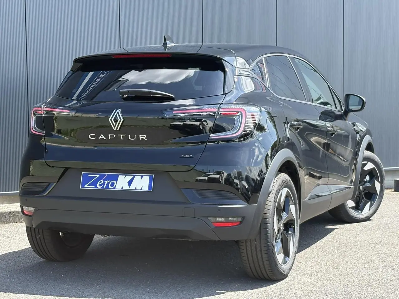 Vue 3/4 arrière droite du Renault Captur noir étoile 2025 avec feux LED distinctifs et jantes aluminium 18 pouces.