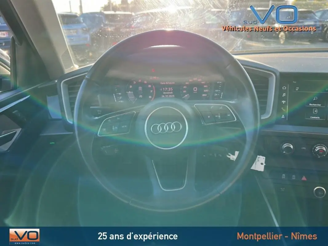 Vue centrée sur le volant cuir et le cockpit numérique de l'Audi A1 Sportback 2019, ambiance intérieure moderne.