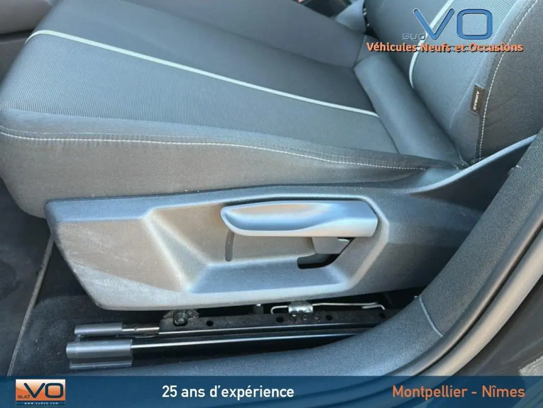 Gros plan sur le siège avant droit tissu gris foncé de l'Audi A1 Sportback 2019 avec réglage manuel.