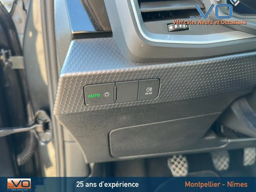 Gros plan sur les commandes d'éclairage à gauche du volant dans l'Audi A1 Sportback gris foncé 2019.