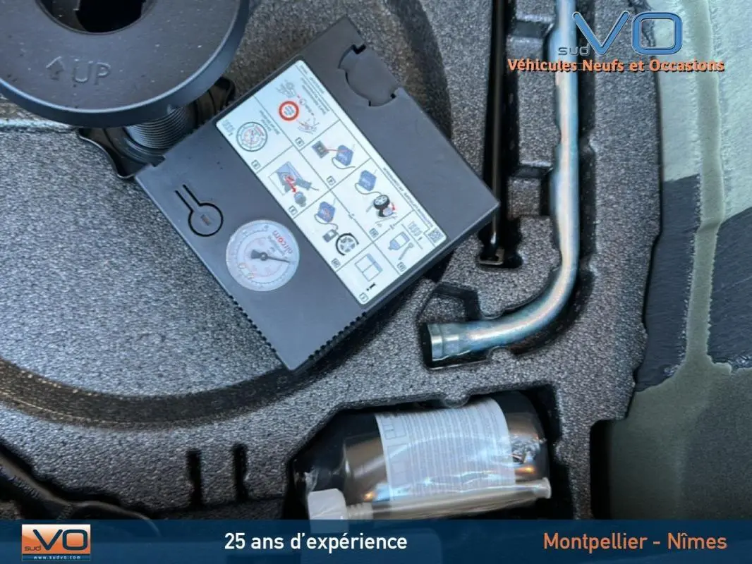 Gros plan sur le kit de réparation de pneu dans le coffre d'une Audi A1 Sportback gris foncé 2019