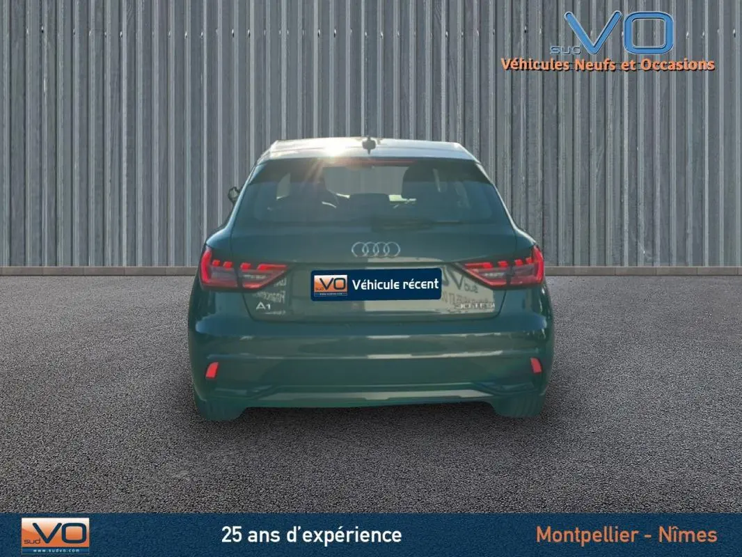 Vue arrière d'une Audi A1 Sportback gris foncé de 2019 avec feux arrière LED et logo distinctif Audi visible.