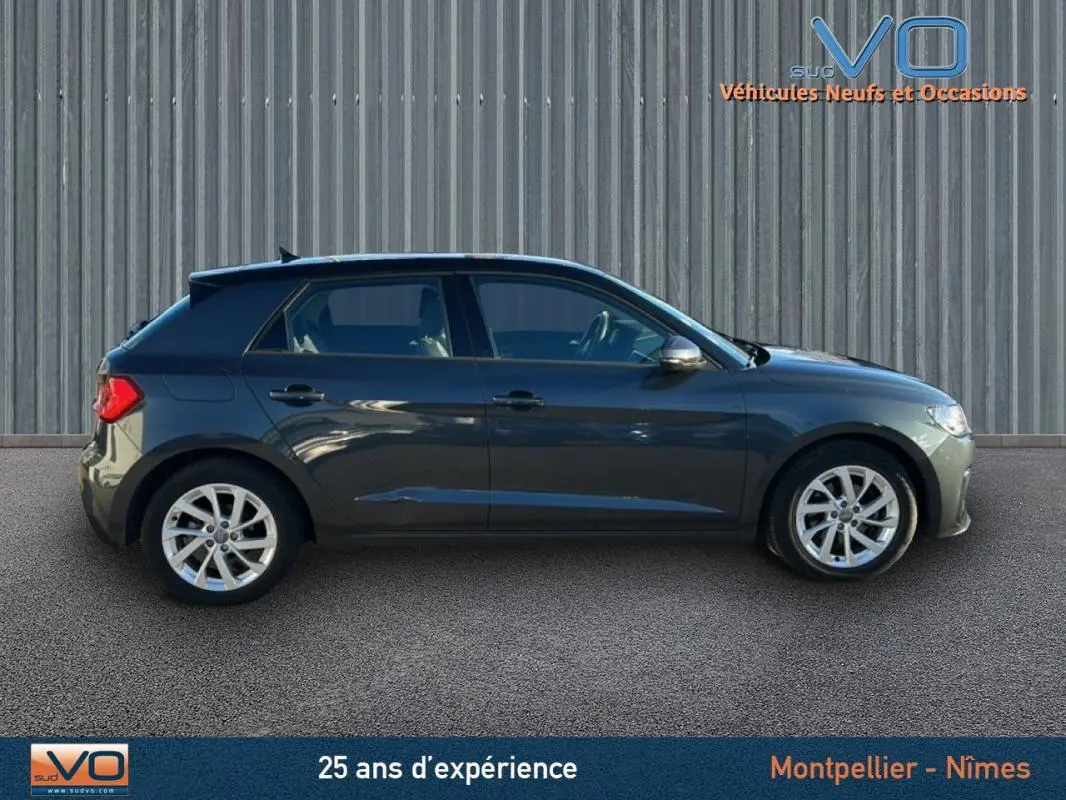 Profil latéral droit d'une Audi A1 Sportback gris foncé de 2019 avec jantes 16 pouces et vitres surteintées.