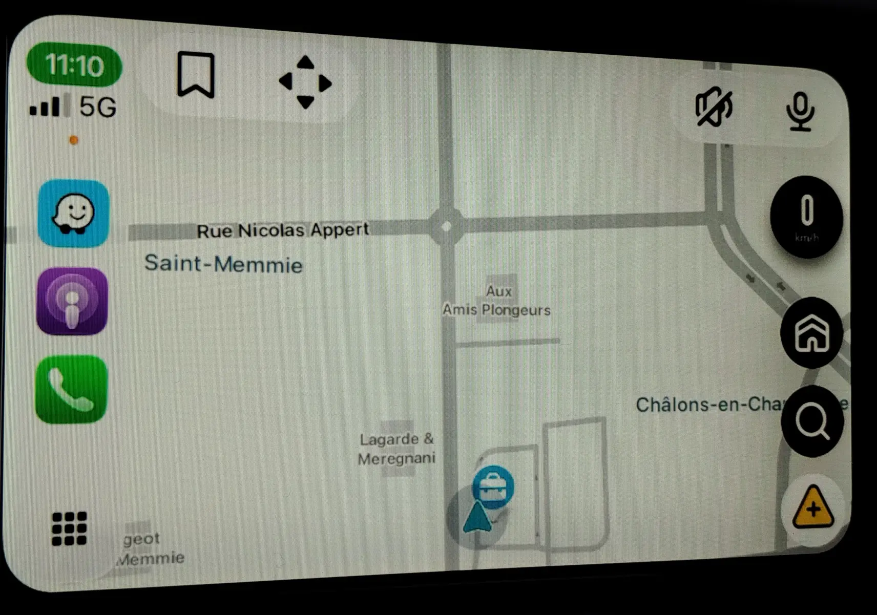 Écran de navigation GPS du Peugeot 208 2019 affichant une carte avec position et icônes d’applications, vue intérieure.