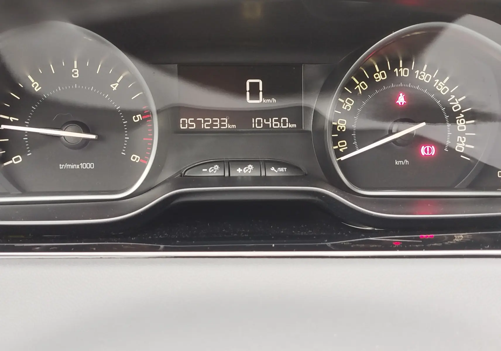 Vue rapprochée du tableau de bord de la Peugeot 208 diesel 2019, affichant le compteur et l'odomètre numérique.