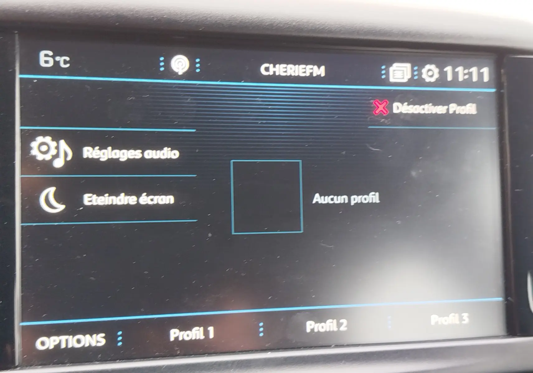 Écran tactile du système multimédia de la Peugeot 208 affichant les réglages audio et profils utilisateur.