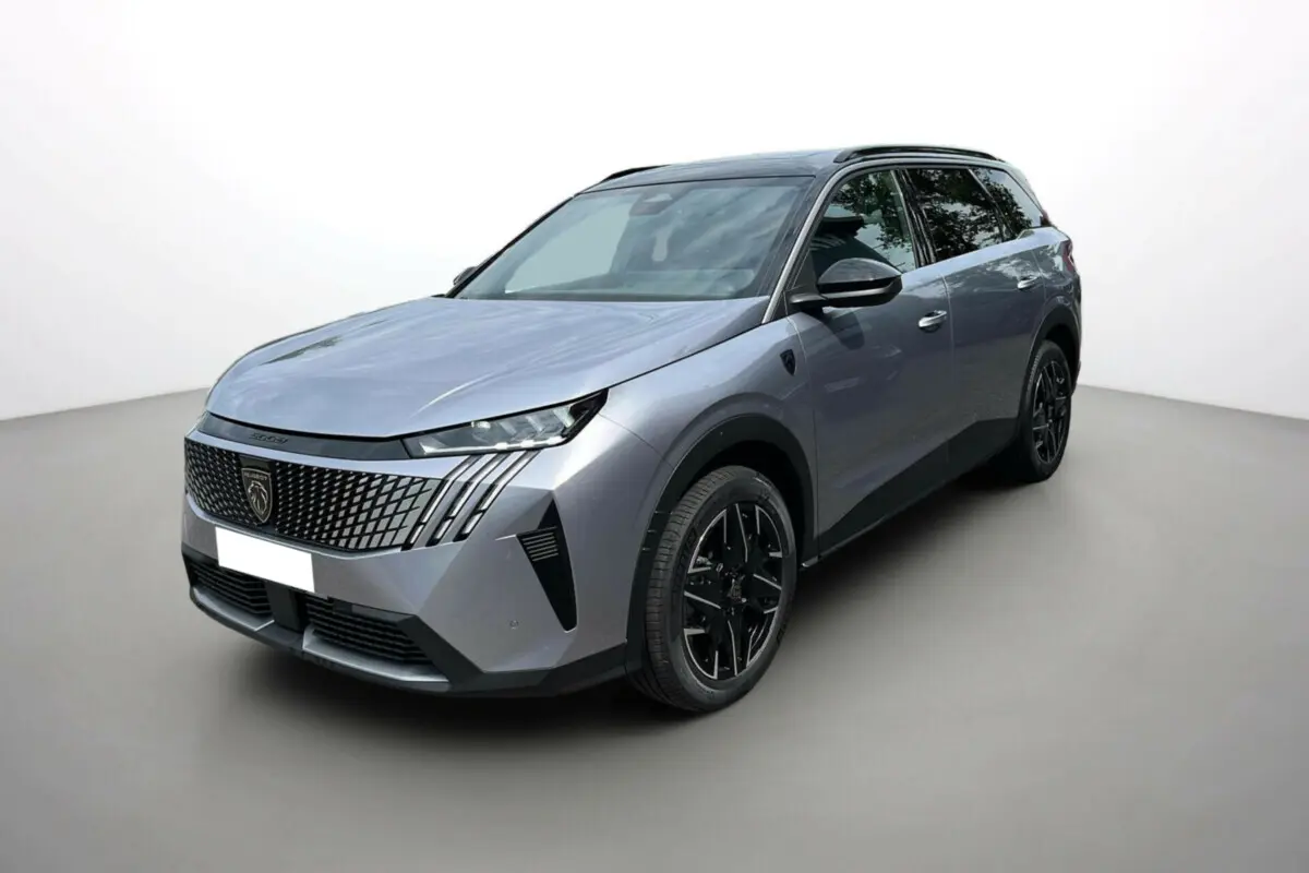 Peugeot 5008 Hybrid 145 GT Alcantara gris artense, vue 3/4 avant avec toit noir et jantes alu noires.