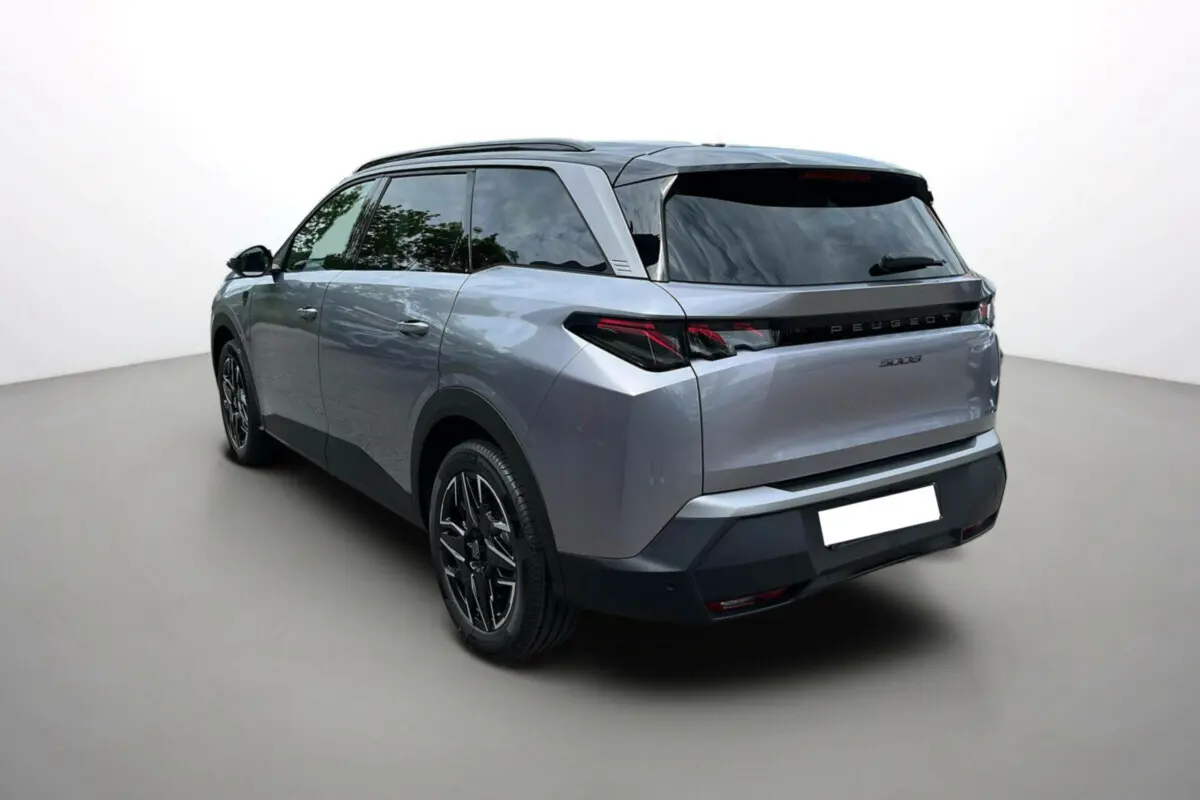 Vue 3/4 arrière droite du Peugeot 5008 Hybrid gris artense avec toit noir et jantes alu 19 pouces.