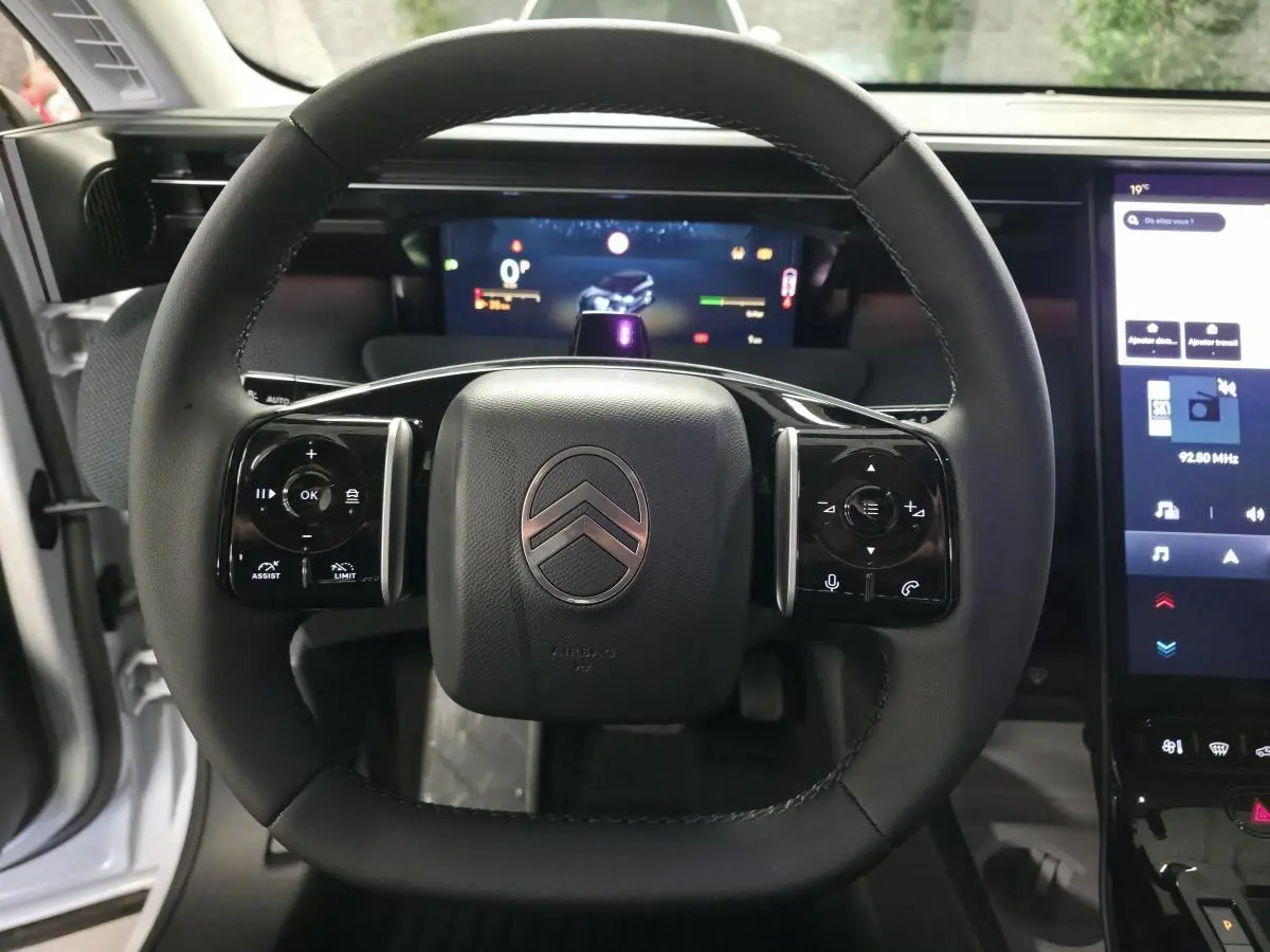 Vue rapprochée du volant noir multifonctions de la Citroën C5 Aircross 2026 avec tableau de bord numérique et écran tactile.