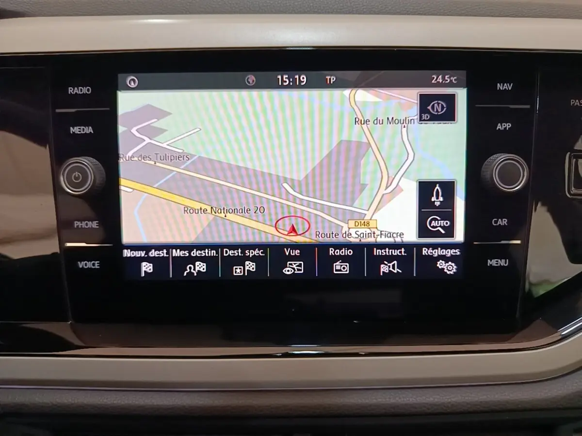 Écran tactile de navigation couleur de la Volkswagen Polo 1.0 TSI 115 DSG7 Carat, vue intérieure centrale.