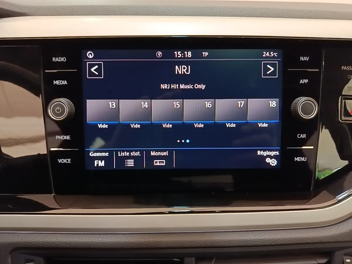 Écran tactile central 8 pouces de la Volkswagen Polo noire 2020 affichant la radio NRJ en FM.