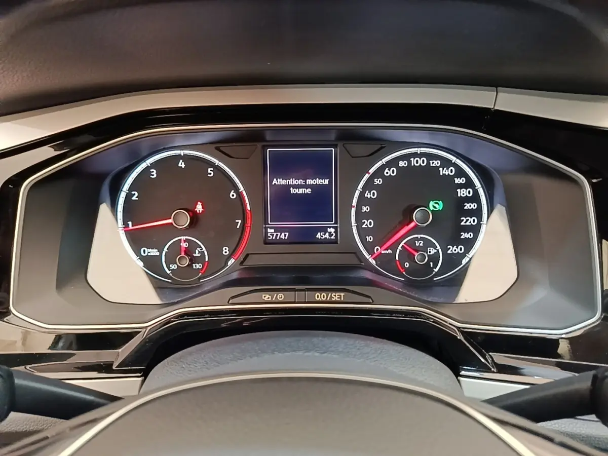 Vue rapprochée du tableau de bord numérique de la Volkswagen Polo 2020, affichant les compteurs et un message d'alerte moteur.