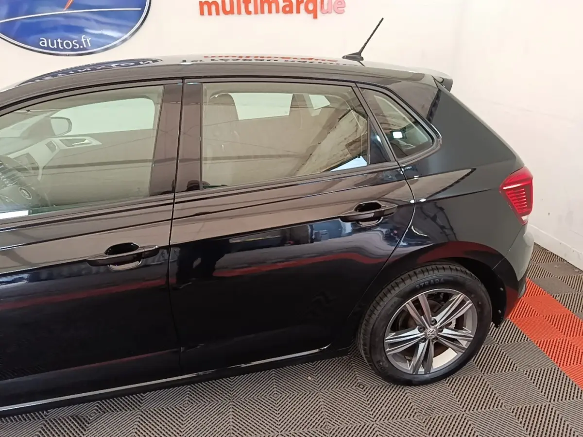 Vue latérale droite d'une Volkswagen Polo noire 2020, avec jantes alliage et vitres teintées visibles.