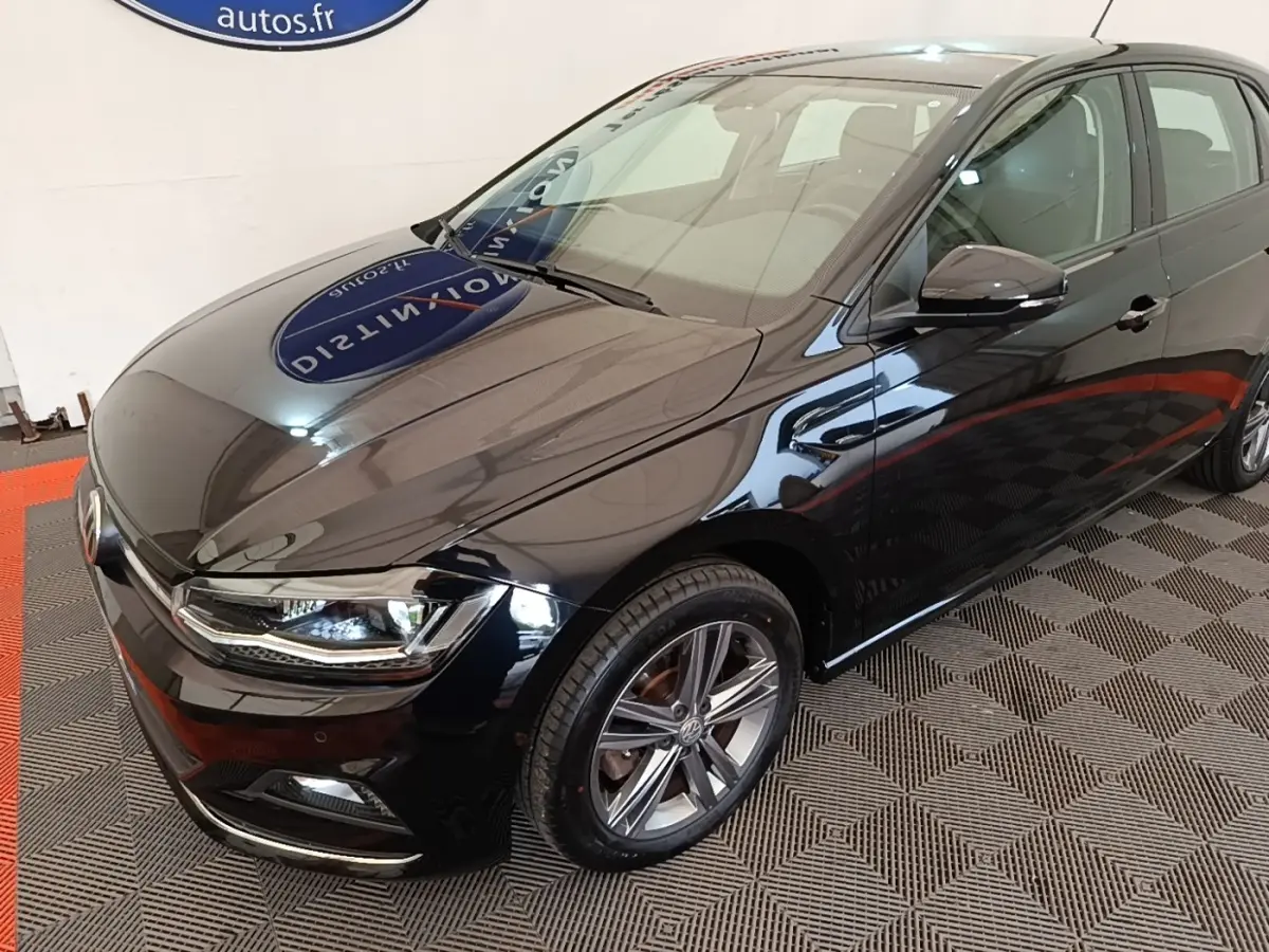 Volkswagen Polo noire vue en 3/4 avant droit, avec phares LED et jantes alliage distinctives.