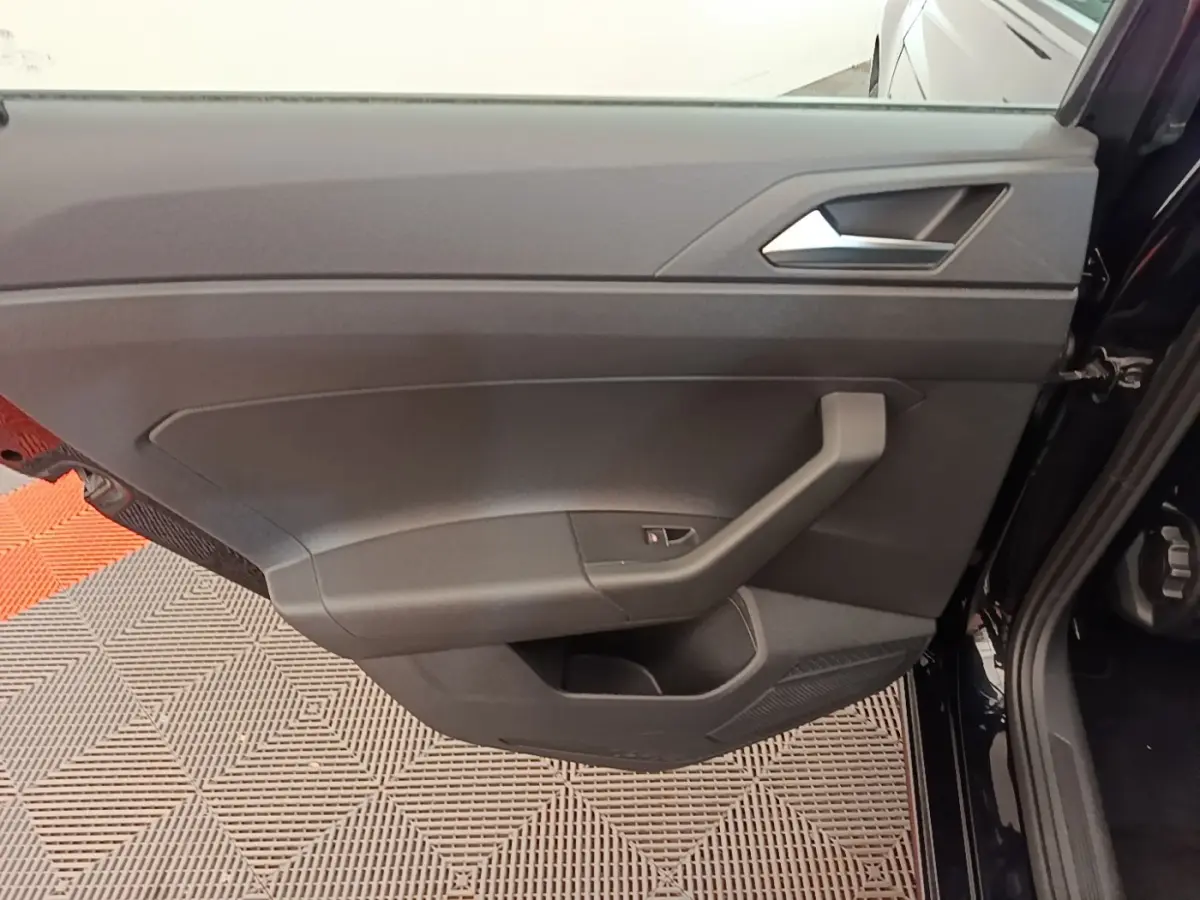Porte intérieure côté gauche noire de Volkswagen Polo 1.0 TSI 115 DSG7 Carat 2020, avec poignée et commande vitre.