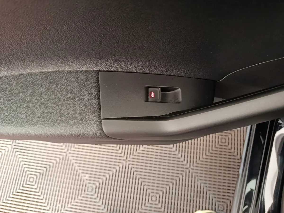 Détail de la commande de verrouillage des portes sur la portière côté conducteur d’une Volkswagen Polo noire 2020.