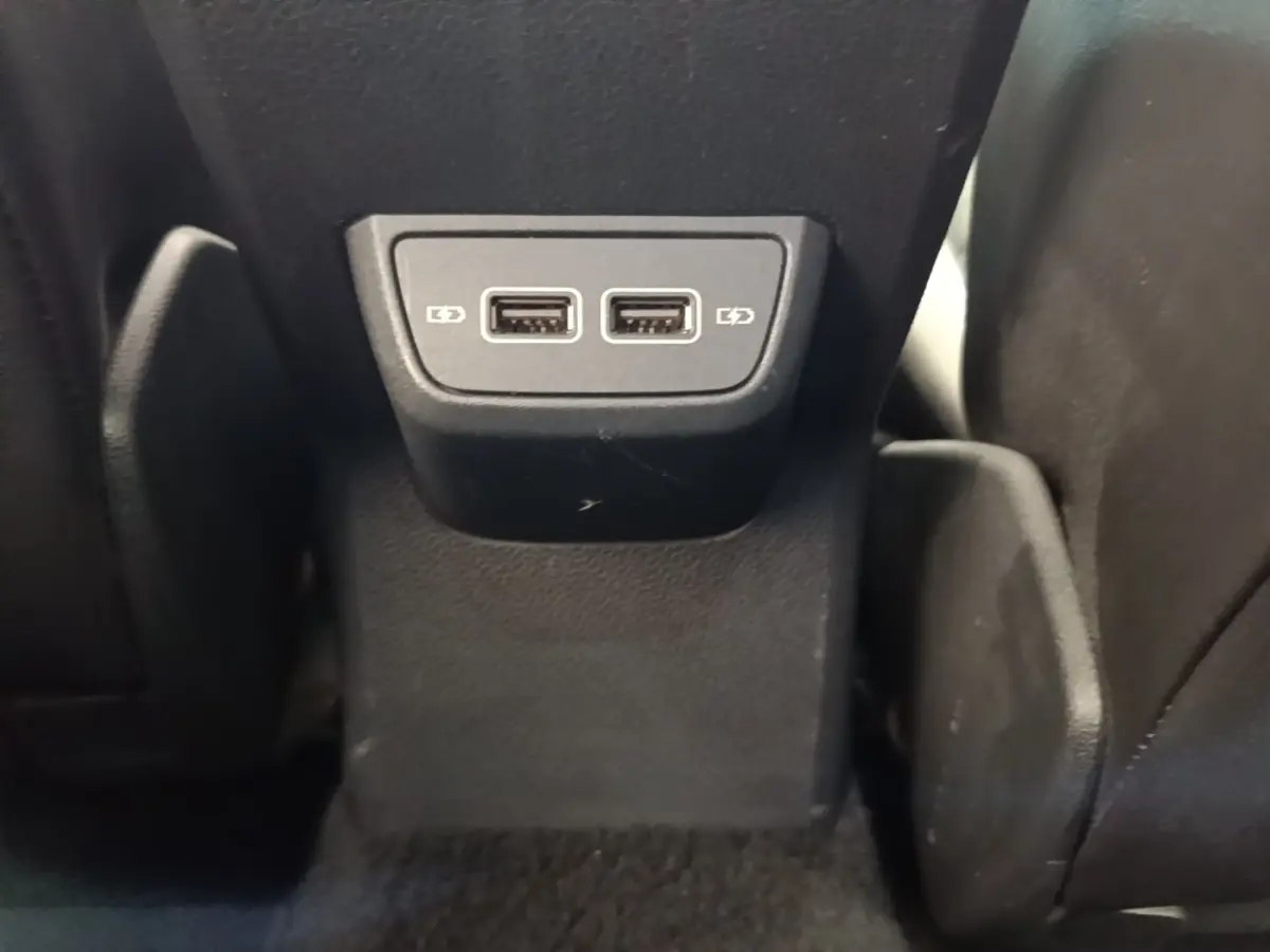 Prise USB double vue de près à l'arrière des sièges noirs d'une Volkswagen Polo 1.0 TSI 115 DSG7 Carat 2020.