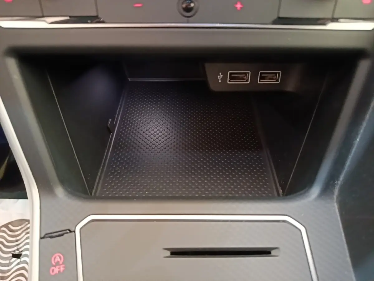 Gros plan sur la console centrale noire de la Volkswagen Polo 2020, avec ports USB visibles et surface antidérapante.