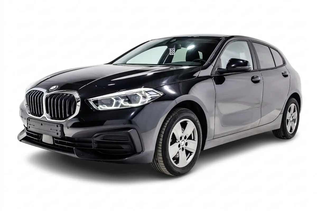 BMW Série 1 116d noire vue 3/4 avant droit, avec phares LED et calandre double haricot distinctive.