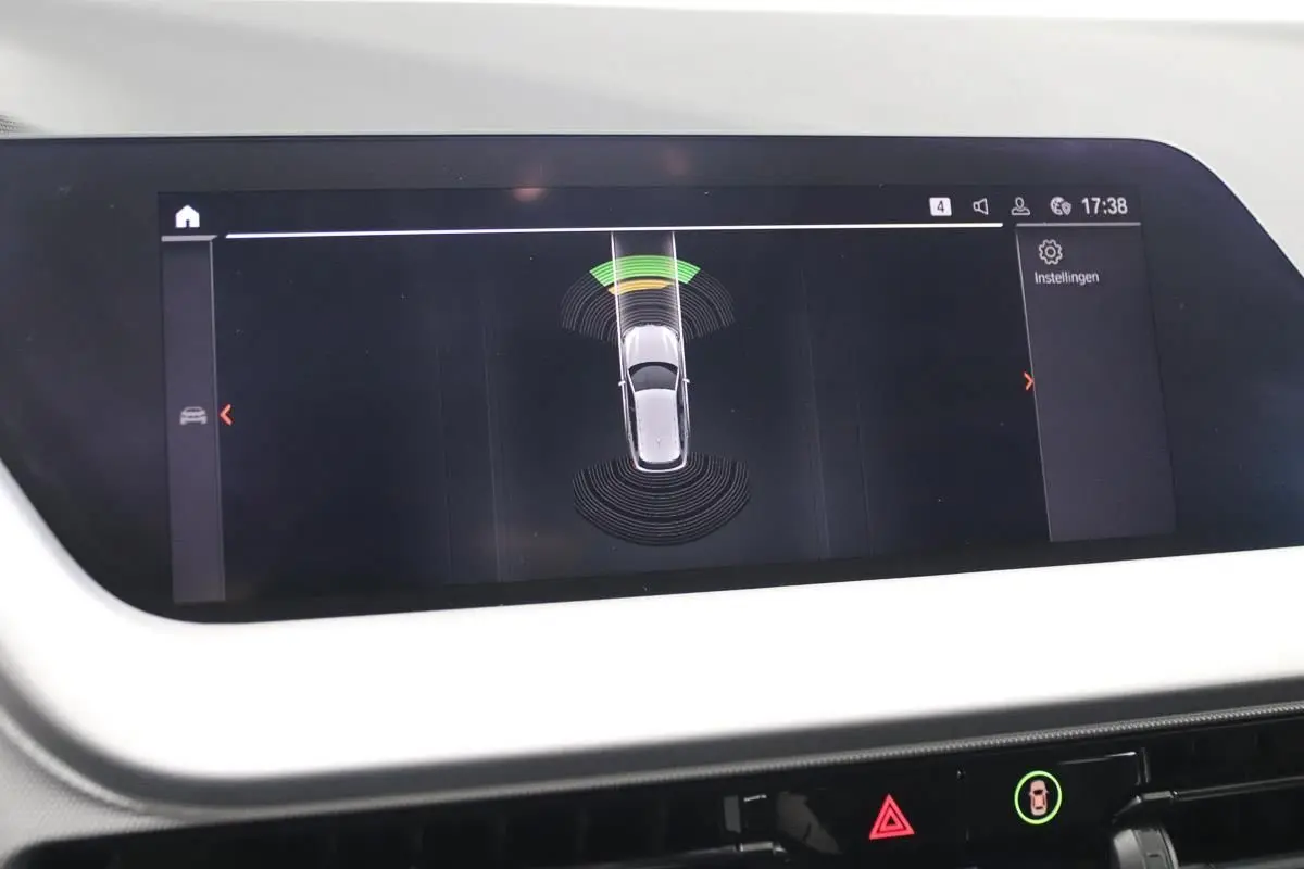 Écran central de BMW Série 1 116d 2023 montrant l'alerte de proximité avant avec vue du dessus du véhicule.