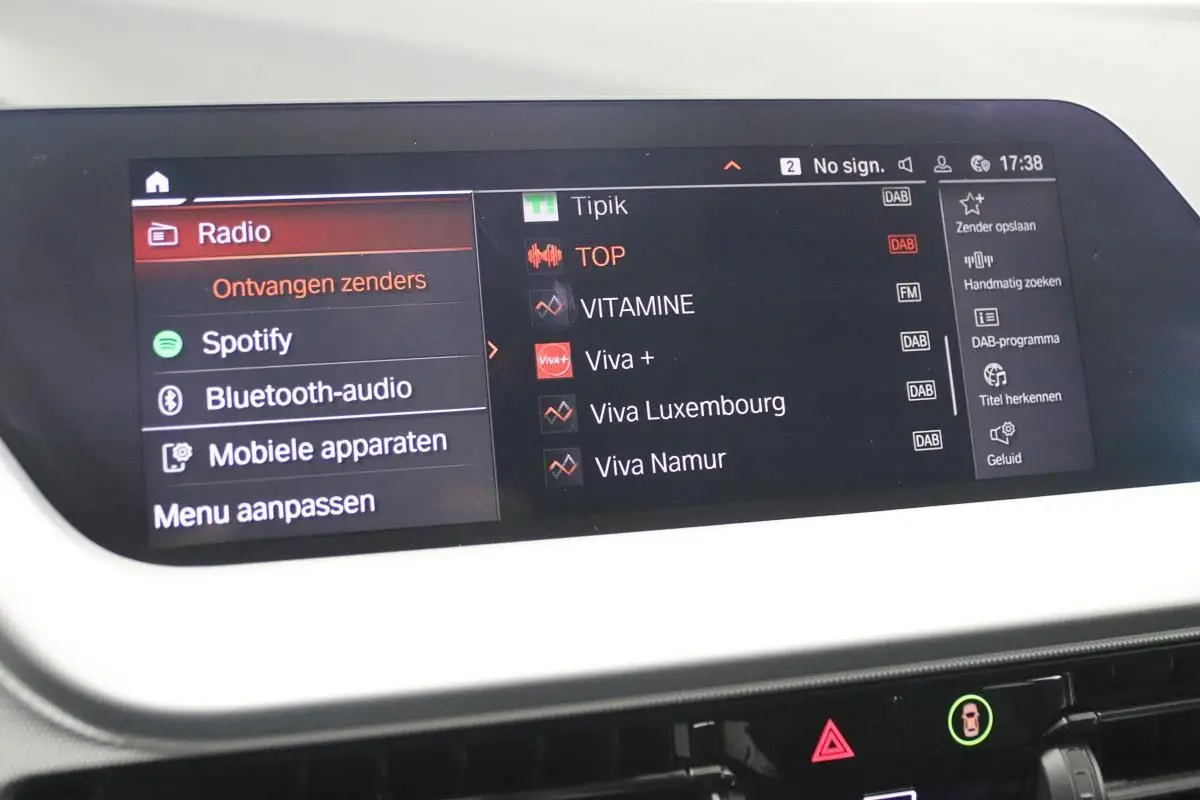 Écran central du système GPS et multimédia de la BMW Série 1 116d noir, affichant les options radio et Spotify.