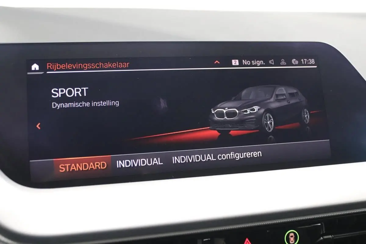 Écran de bord BMW Série 1 116d noir affichant le mode de conduite Sport avec vue virtuelle du véhicule en 3D.