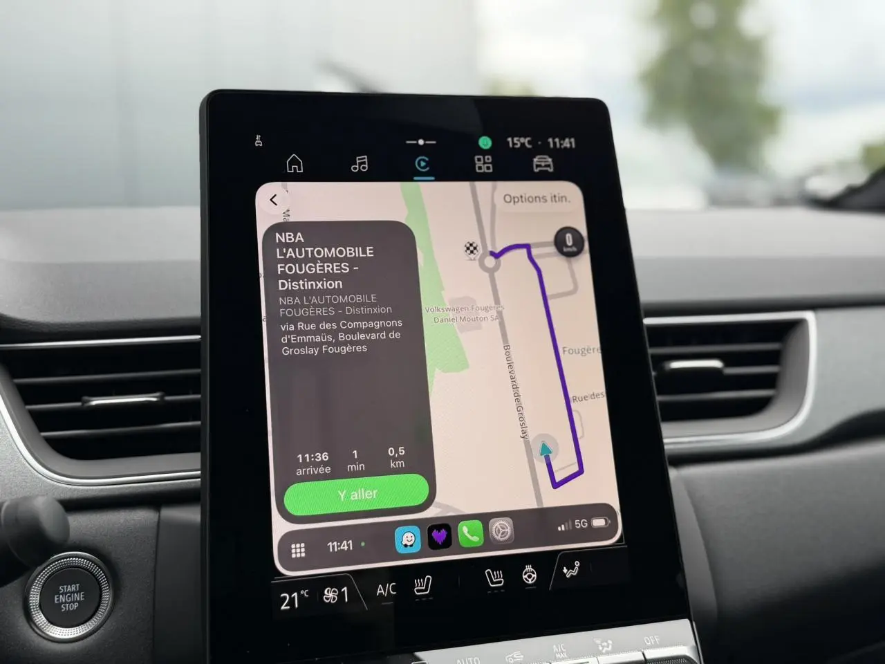 Écran tactile central du Renault Captur 2026 affichant un itinéraire, entouré de la console noire et des aérateurs.