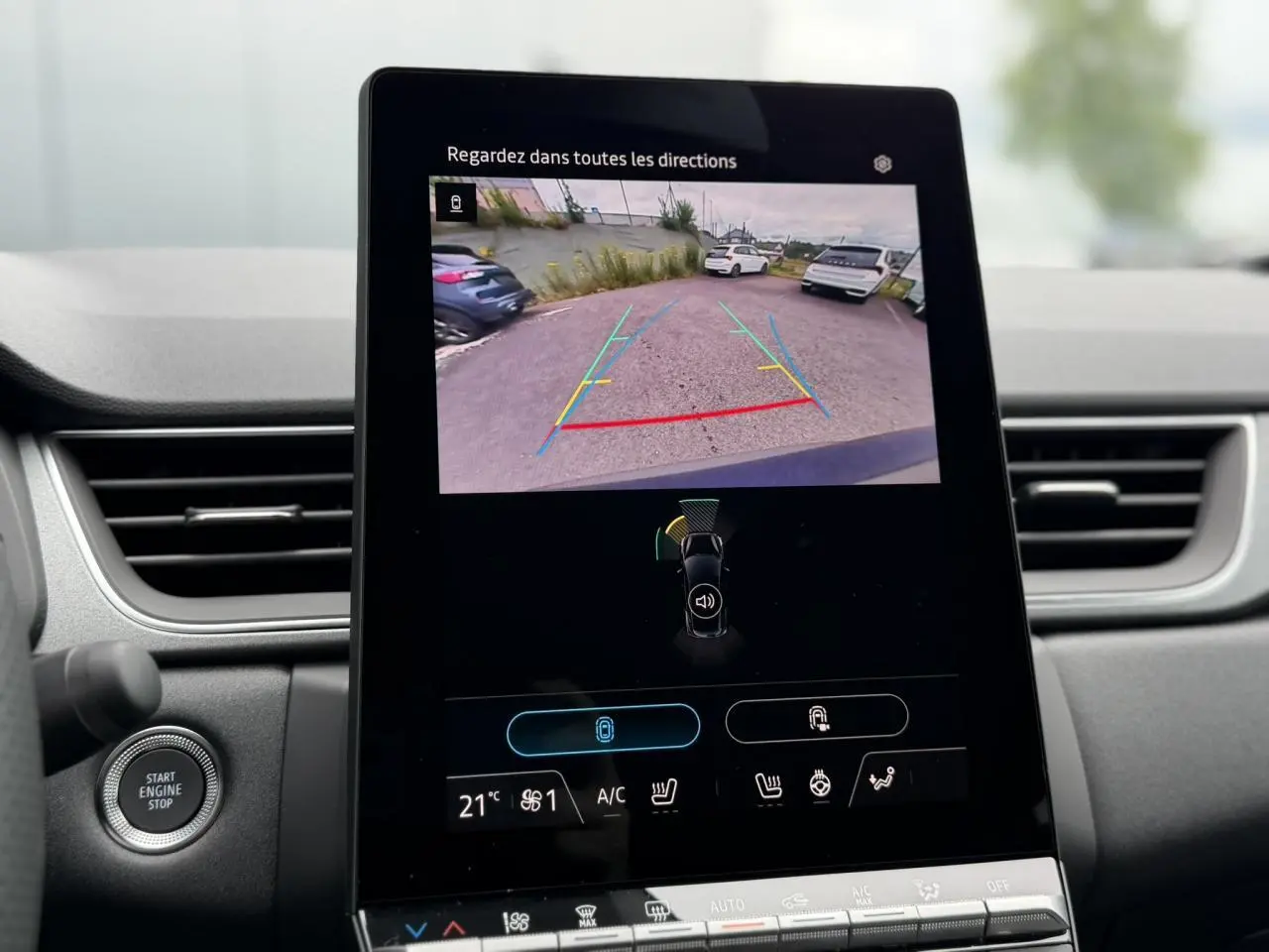 Écran central tactile du Renault Captur 2026 affichant la caméra de recul avec vue arrière du parking.