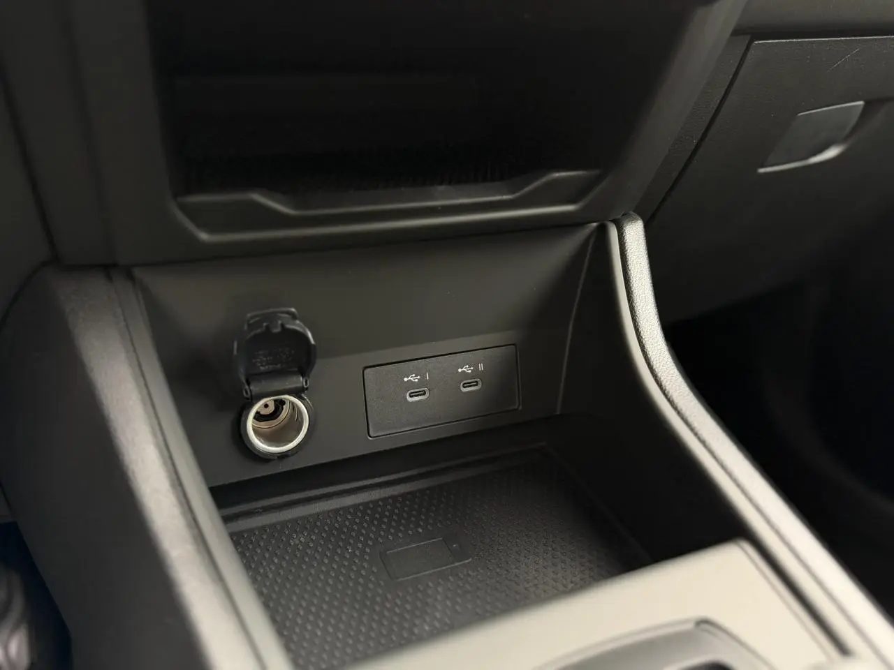 Gros plan sur la console centrale noire du Renault Captur 2026 avec prises USB-C et prise 12V ouverte.