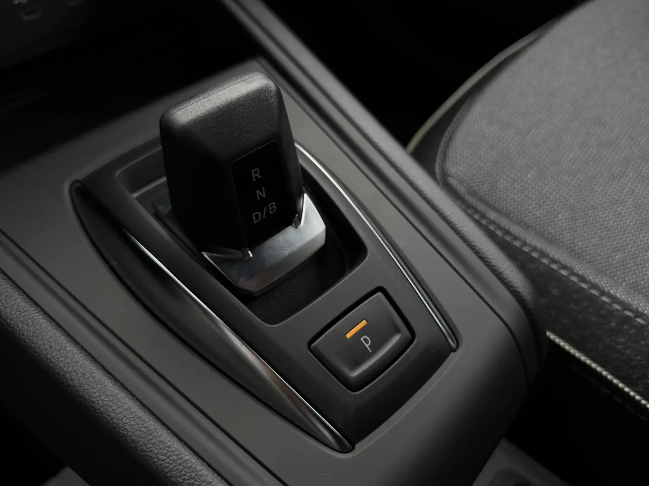 Gros plan sur le levier de vitesses automatique et bouton de parking électrique dans l'habitacle du Renault Captur 2026.