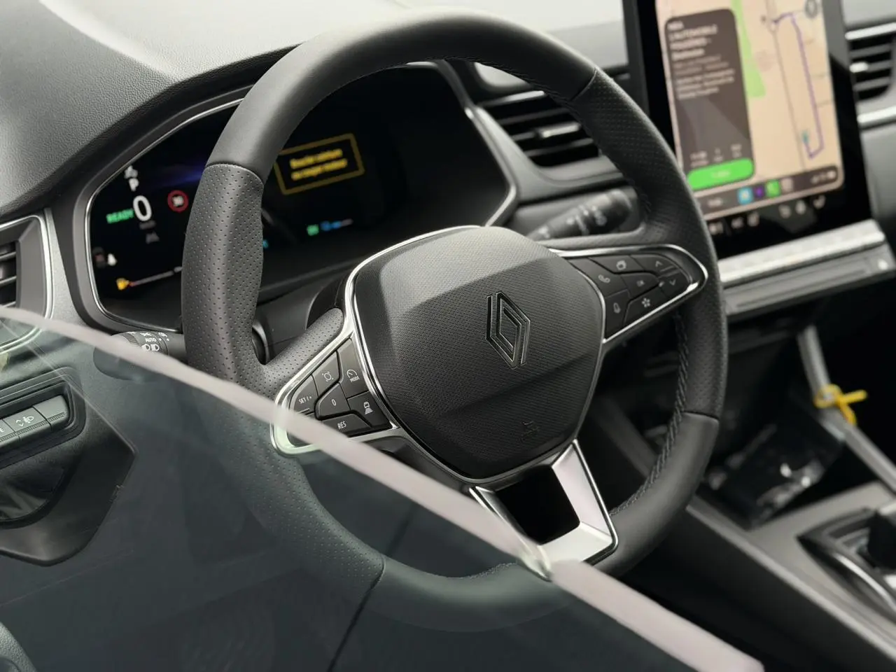 Vue rapprochée du volant noir et du tableau de bord numérique du Renault Captur 2026, intérieur moderne et épuré.