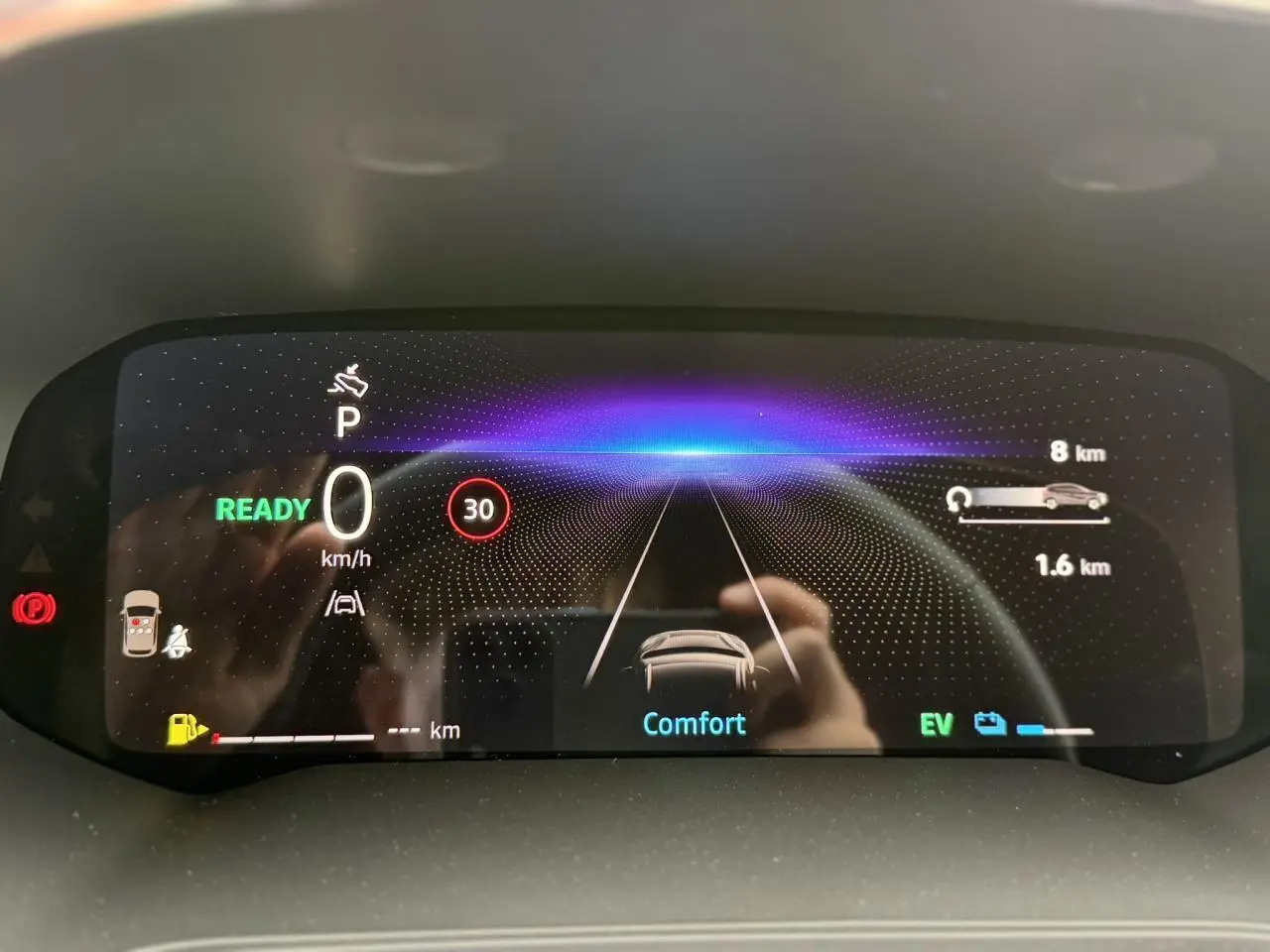 Affichage numérique du tableau de bord du Renault Captur 2026 en mode confort, avec indicateurs de vitesse et assistance active.